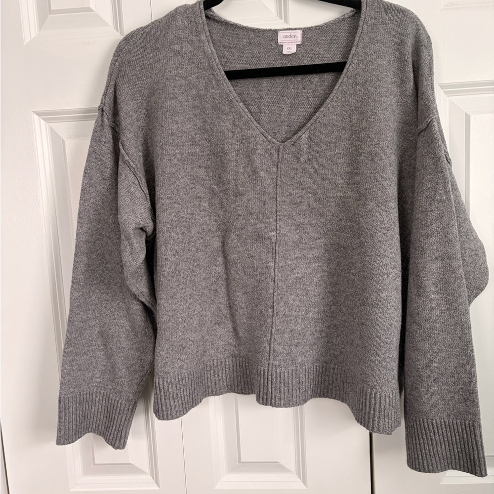 Auden Gray Cropped V-Neck Sweater